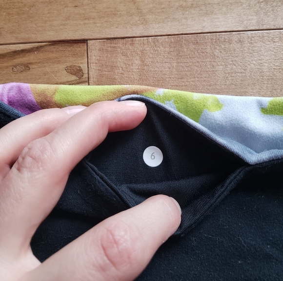 Lululemon size 6 shorts - Picture 3 of 4